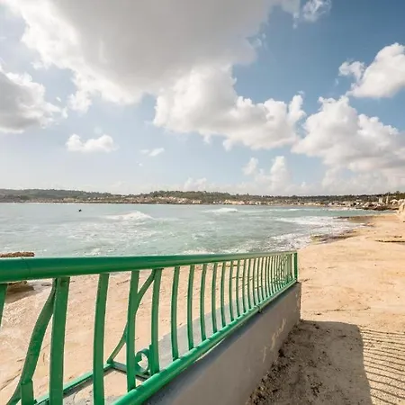 Modern 3 Bedroom 5m Away From Promenade