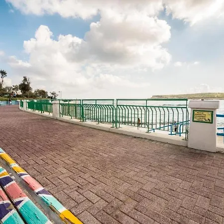 Modern 3 Bedroom 5m Away From Promenade *