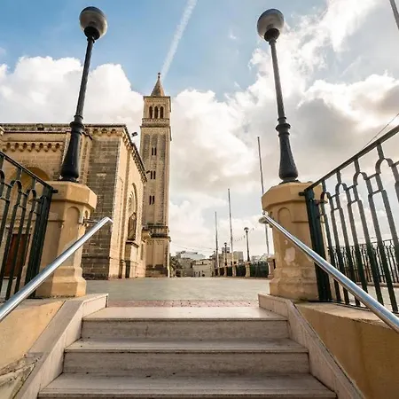 Modern 3 Bedroom 5m Away From Promenade *