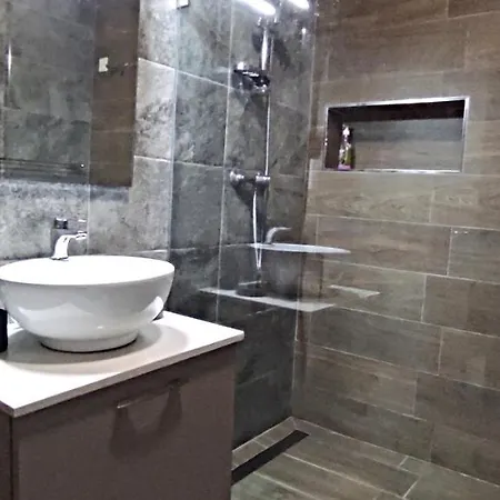 Modern 3 Bedroom 5m Away From Promenade