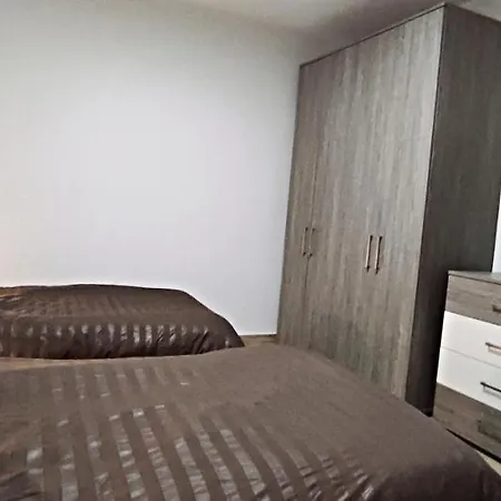 Modern 3 Bedroom 5m Away From Promenade