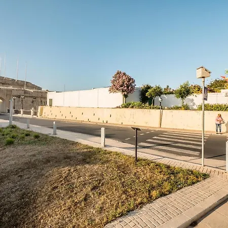 Modern 3 Bedroom 5m Away From Promenade *