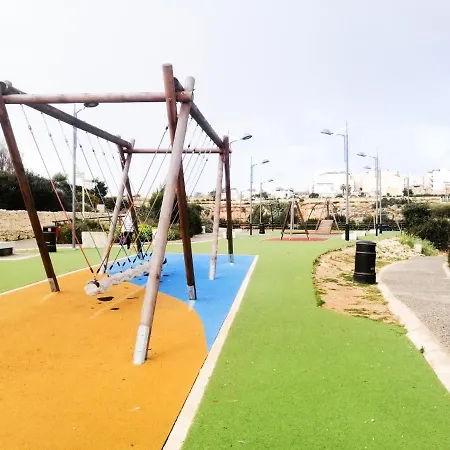 Modern 3 Bedroom 5m Away From Promenade *